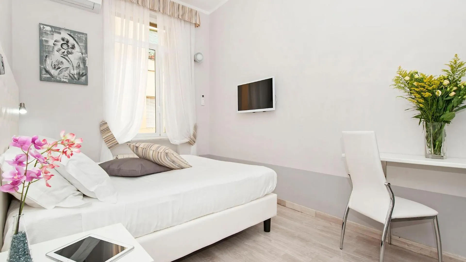 White Rooms Colosseo Rome Bed & Breakfast