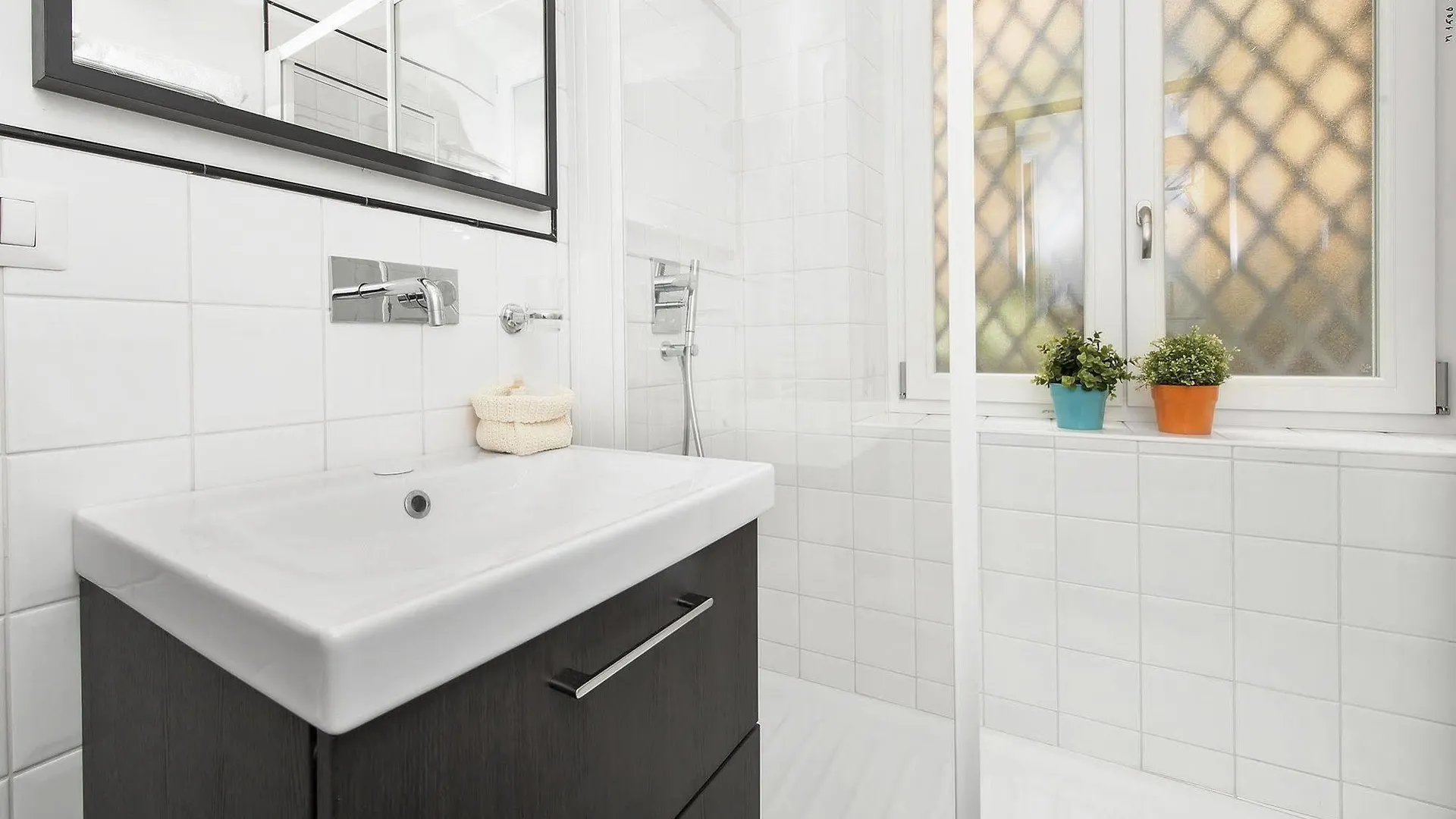 White Rooms Colosseo Rome Bed & Breakfast